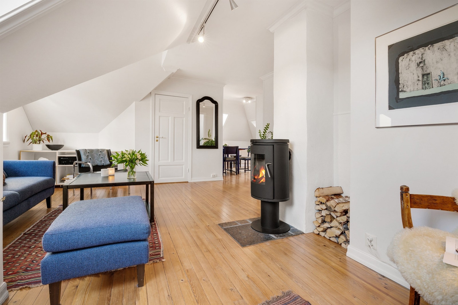 Flott peis. Fra stuen er det delvis åpent inn til kjøkken Galleribilde