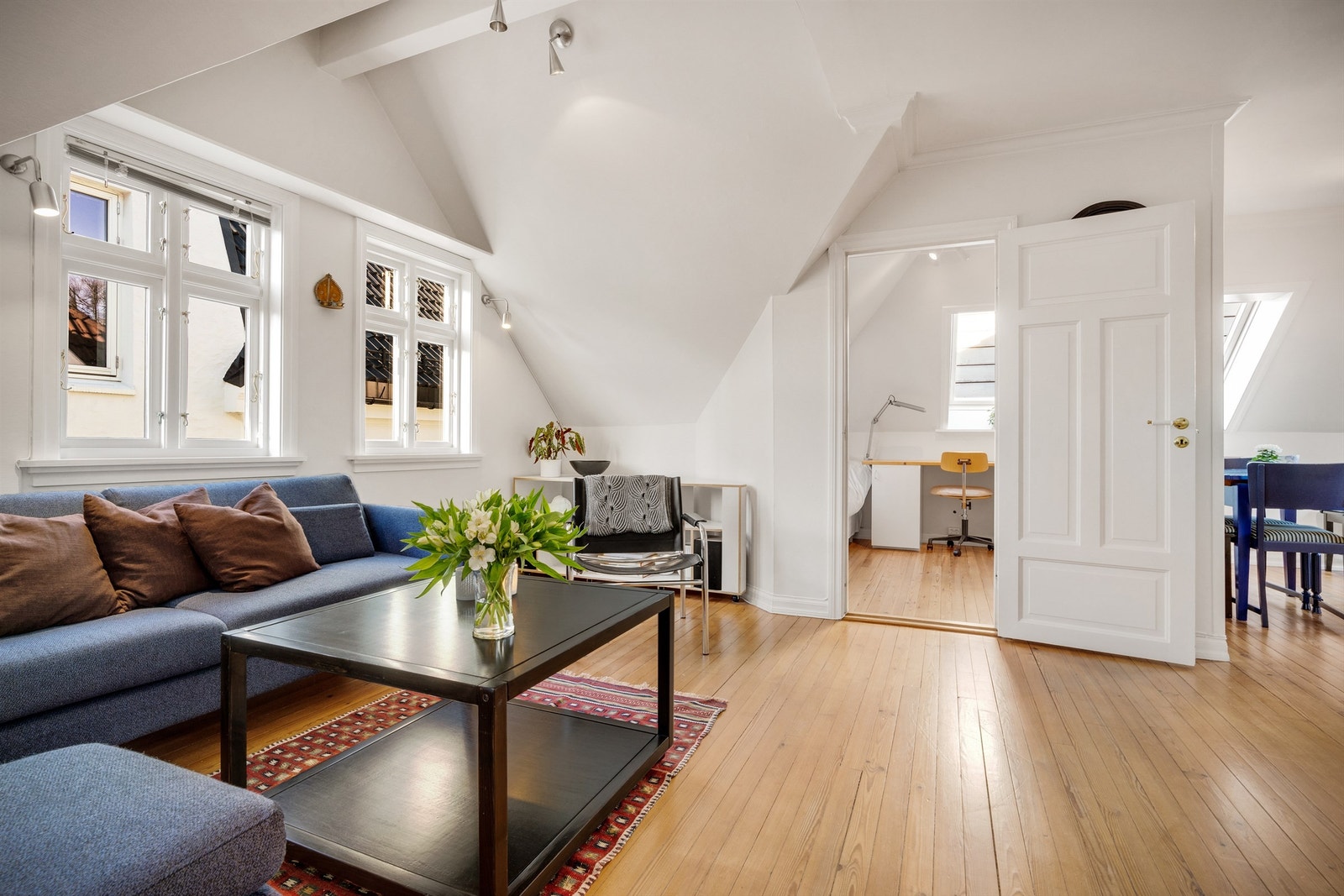 Inngang til et av leilighetens to soverom fra stue Galleribilde