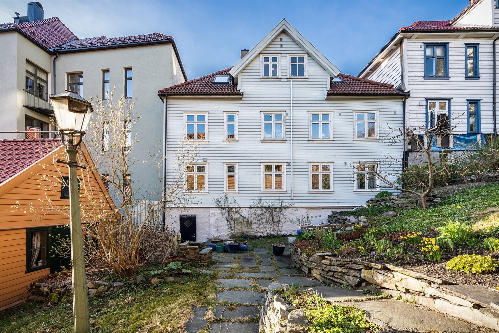 Her ligger man i nærhet til "alt", men samtidig stille og usjenert til - Hagen ikke en del av denne tomt/eiendom Galleribilde