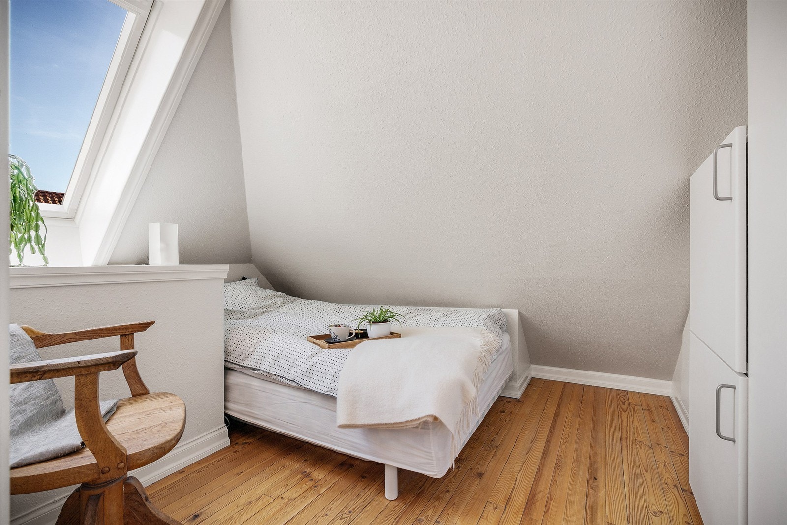 Et av leilighetens to soverom. Plass til seng og garderobeløsning Galleribilde