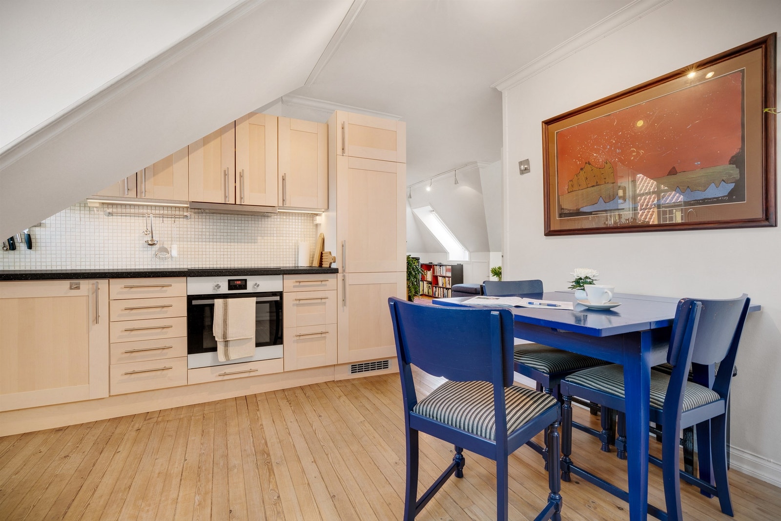 Plass til hyggelig spiseplass på kjøkkenet. Her er det bare å invitere til hyggelige middagsbesøk! Galleribilde