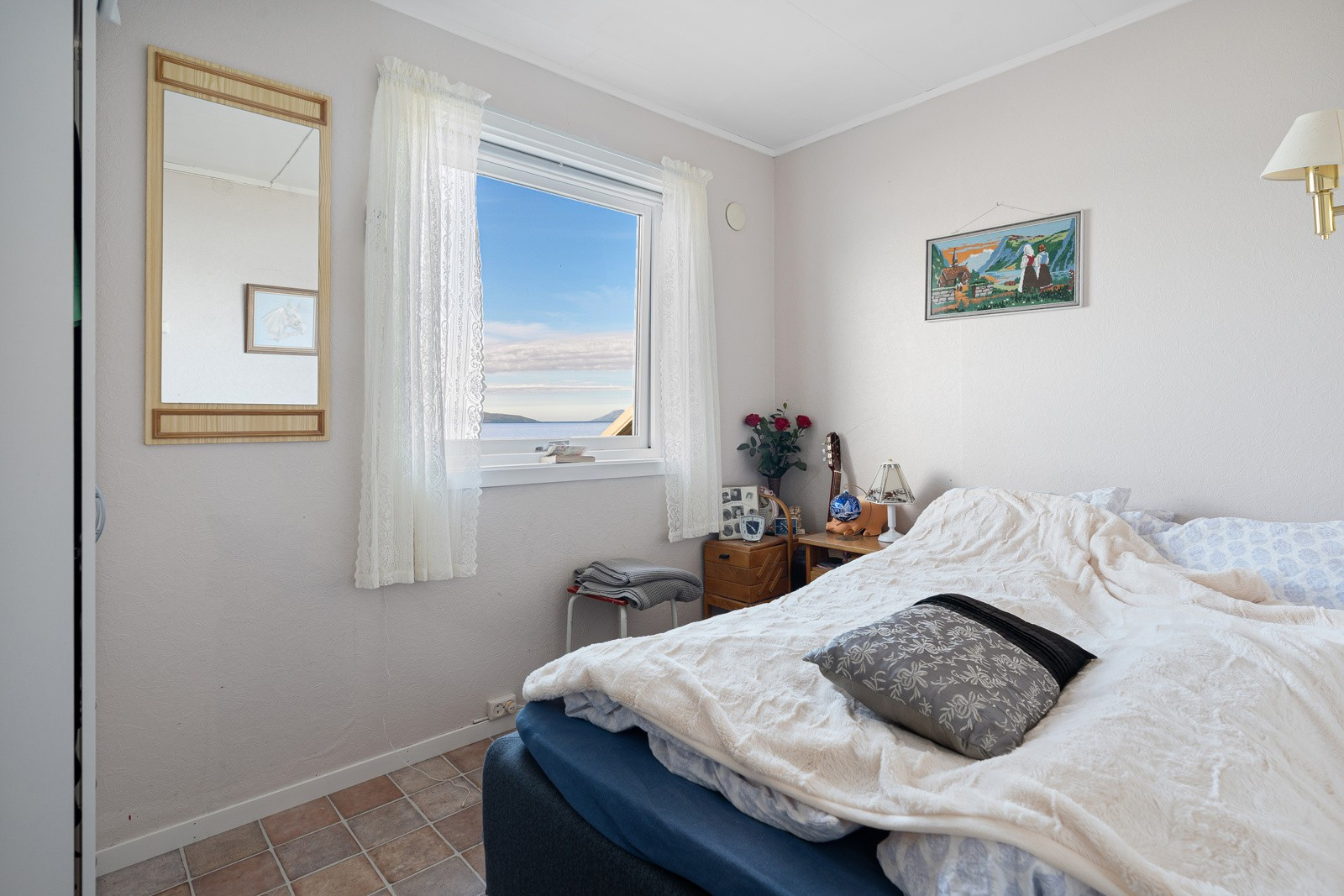 Boligens andre soverom er lyst og trivelig og passer perfekt til å huse stor familie og gjester.