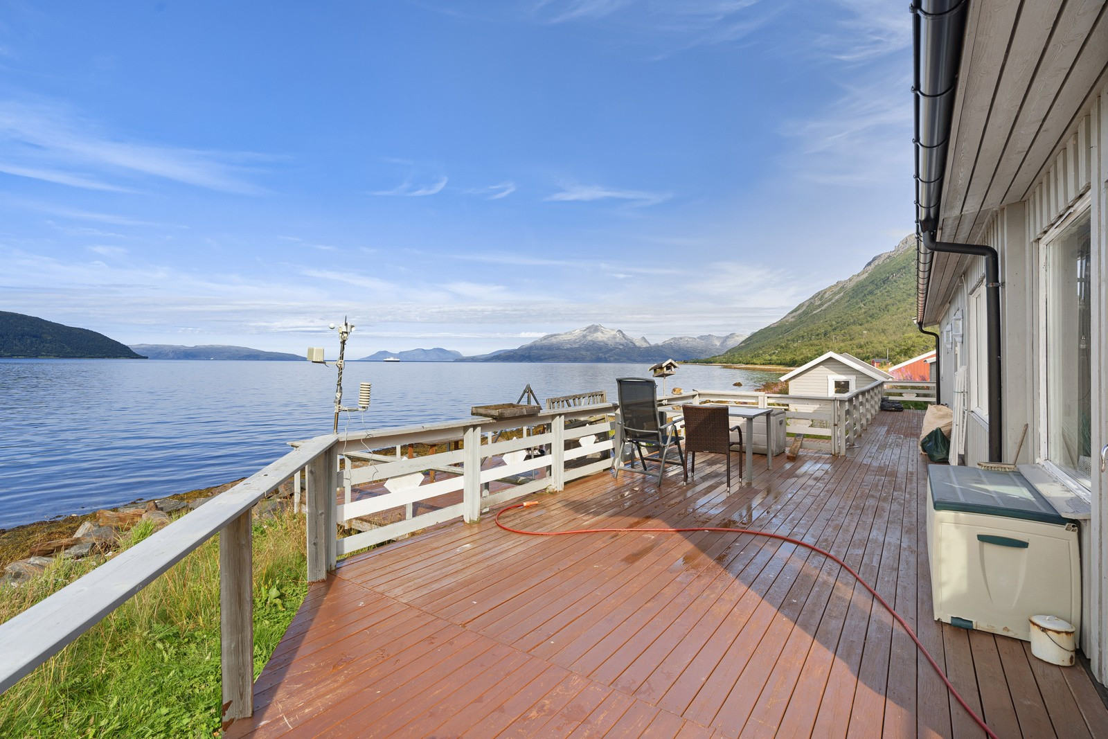 Stor veranda med plass til utemøbler og grill hvor du kan speide utover en fantastisk fjell- og havutsikt!