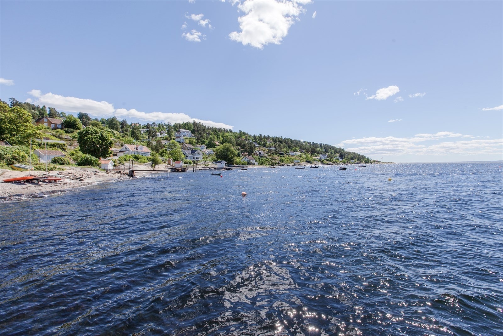 Idyllisk kystlinje ved Hvitsten. Galleribilde