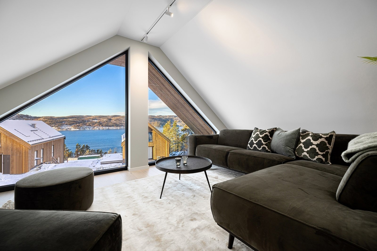 Loftstue. Galleribilde