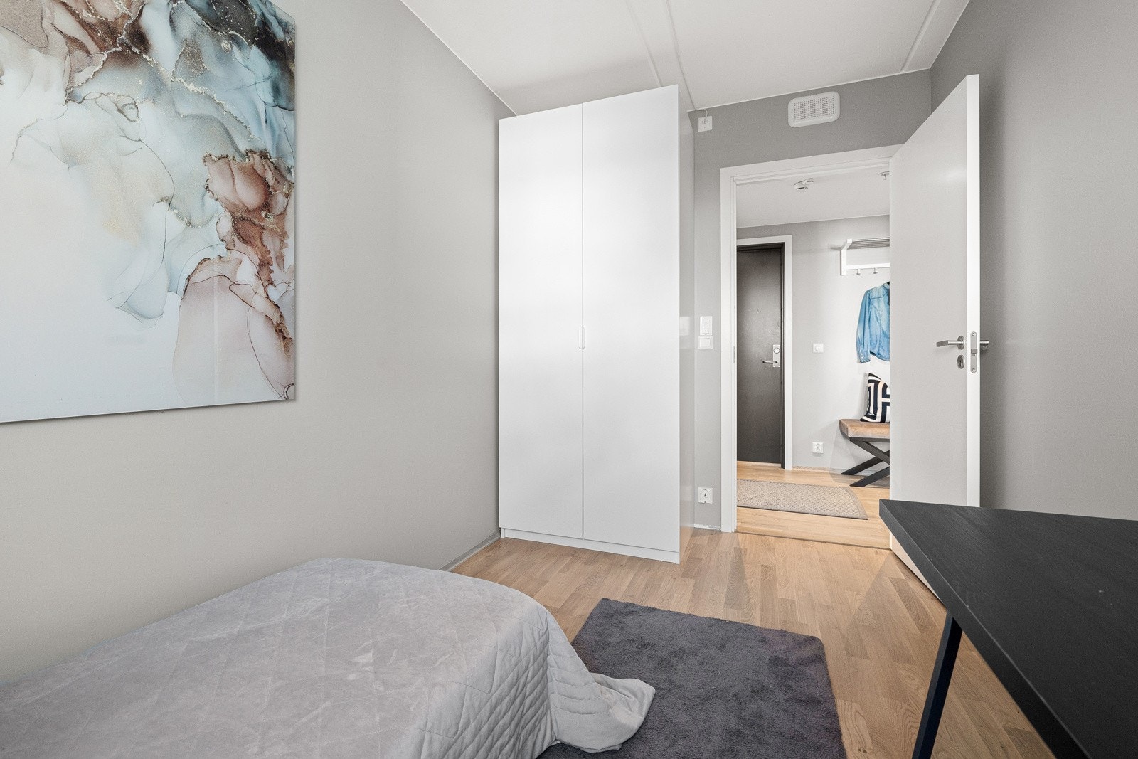 Godt med lagringsplass på dette rommet også. Galleribilde
