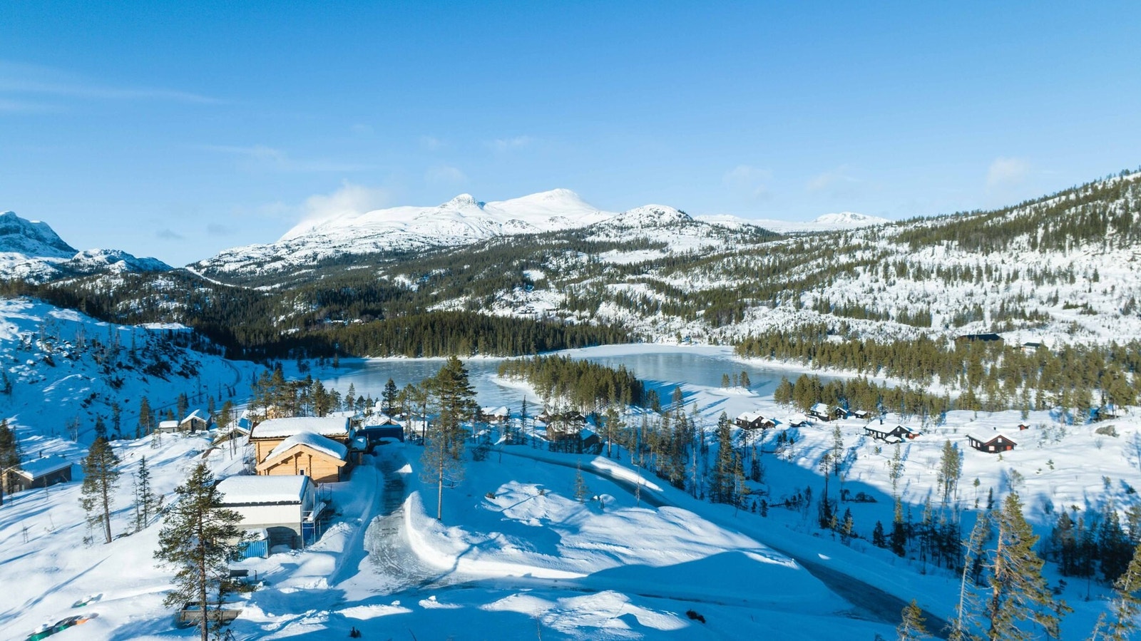 Tomteområdet ligger flott til omkranset av fjell og med god utsikt Galleribilde