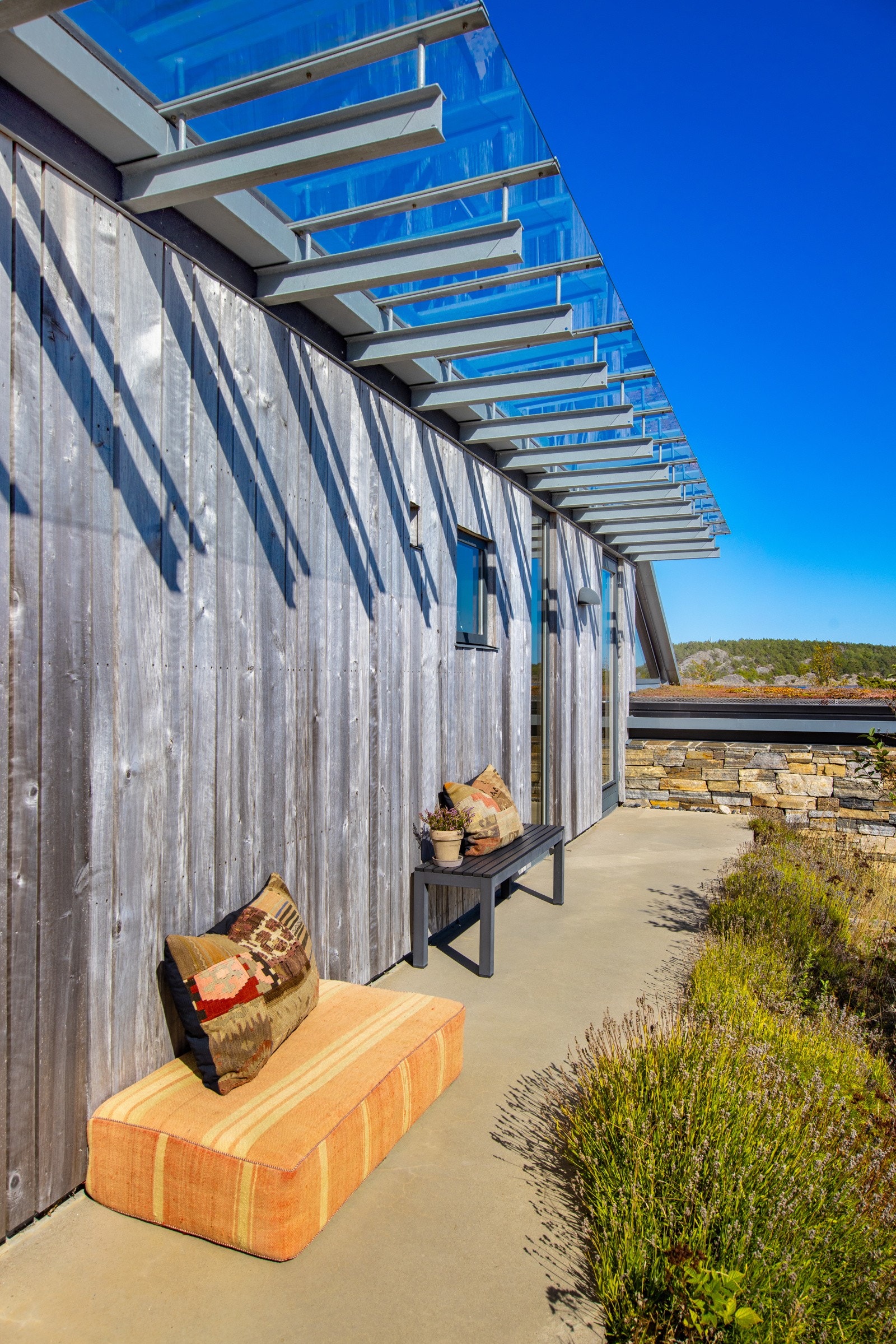 Mot øst ligger en terrasse hvor det er lunt og solrikt på formiddagen Galleribilde