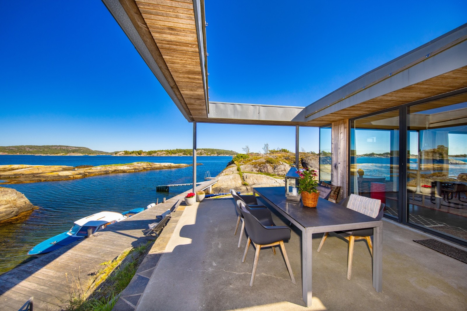 Rett ut fra kjøkken/stue ligger en usjenert terrasse nesten helt i vannkanten - hvor man har sen kveldssol! Galleribilde