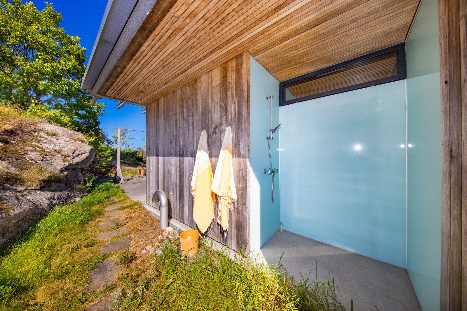 Utedusj på baksiden av hytta - praktisk på varme dager! Galleribilde