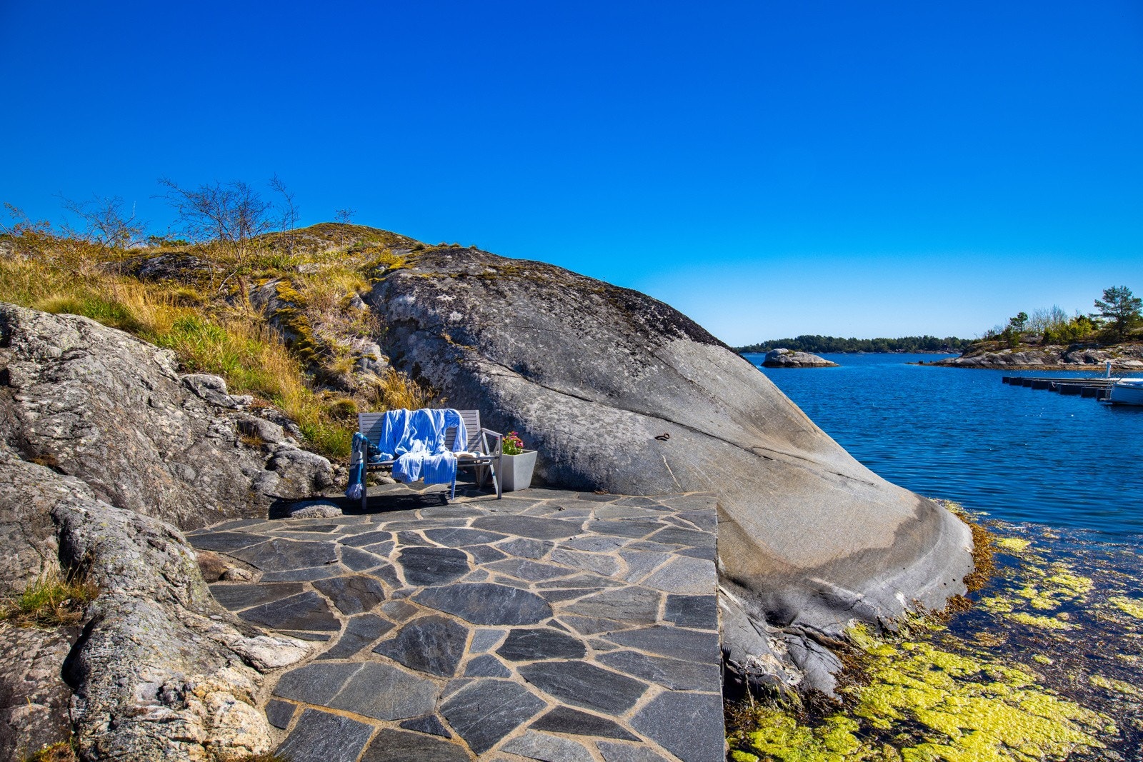 Steinbrygge på holmen - rett over fra hytta Galleribilde