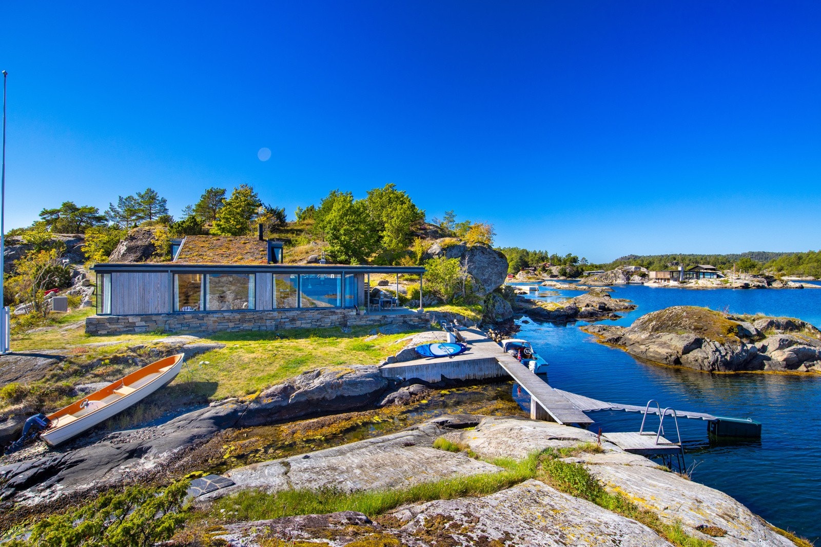 Solid og skjermet bryggeanlegg med gangbro over til holmen Galleribilde