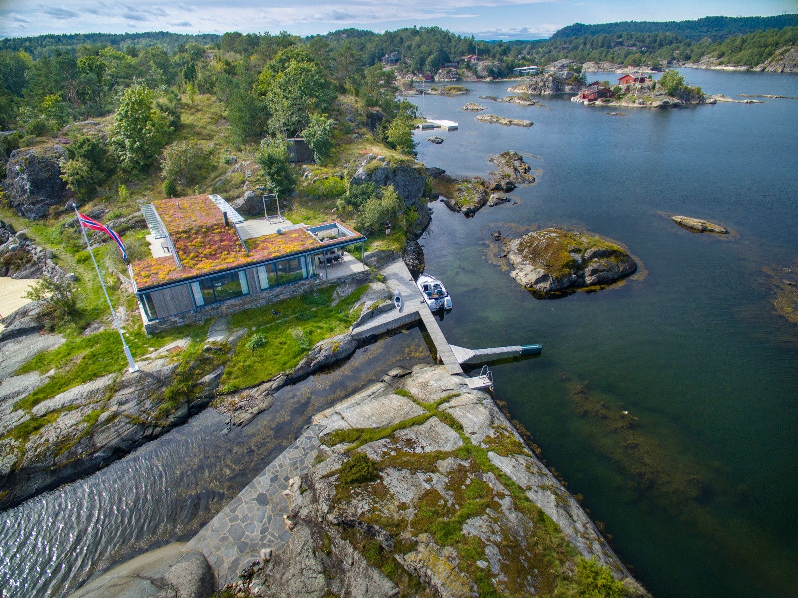 Velkommen til Kirkesundveien 37 på Skåtøy i Kragerø - en arkitekttegnet perle i ytre skjærgård! Galleribilde