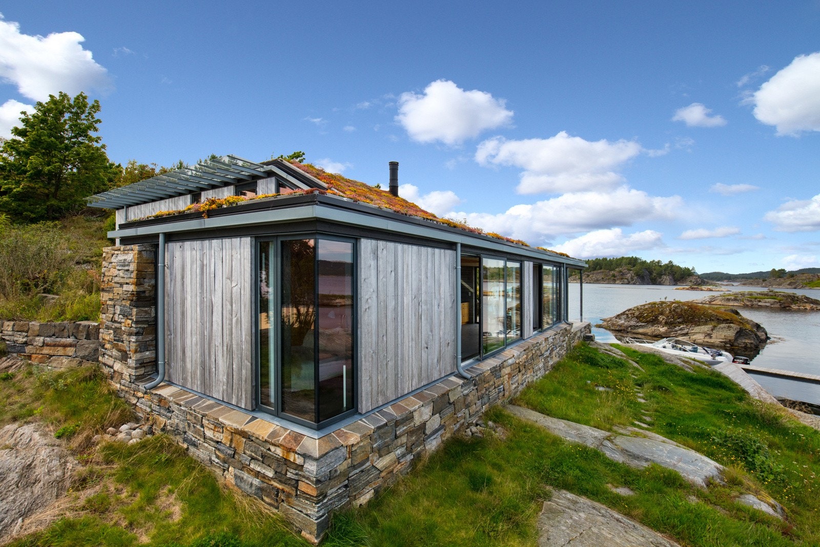 På varme sommerdager kan de store glassfasadene mot sjøen åpnes opp. Galleribilde