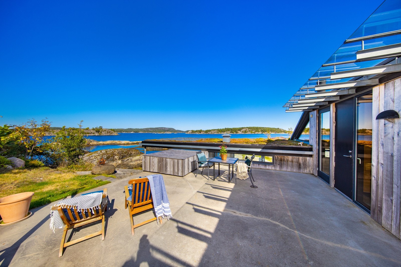 På øvre plan ligger også en stor og helt usjenert terrasse med utsikt mot nordvest Galleribilde