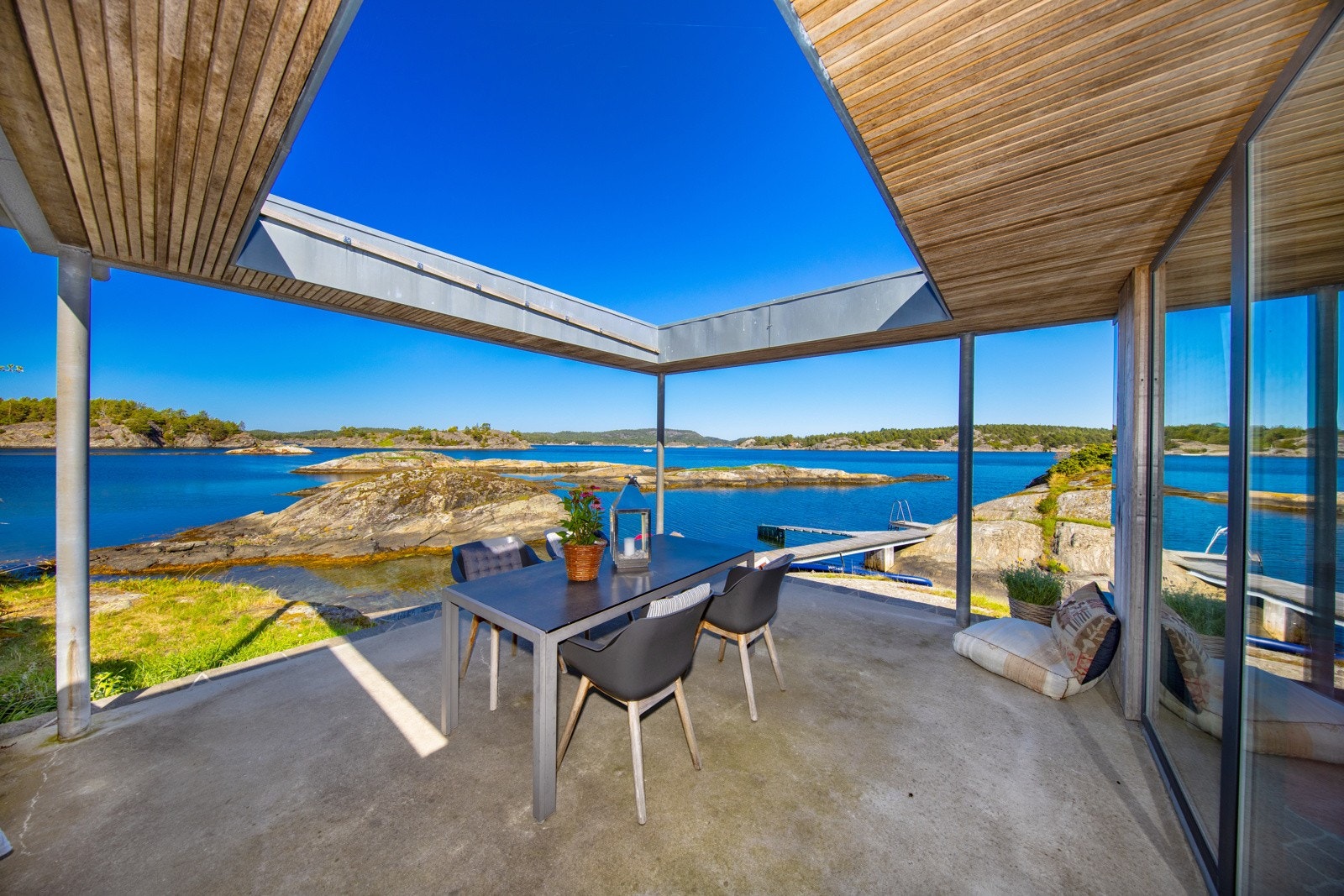 Fra terrassen ser man ut mot Kirkesund og Oterøy Galleribilde