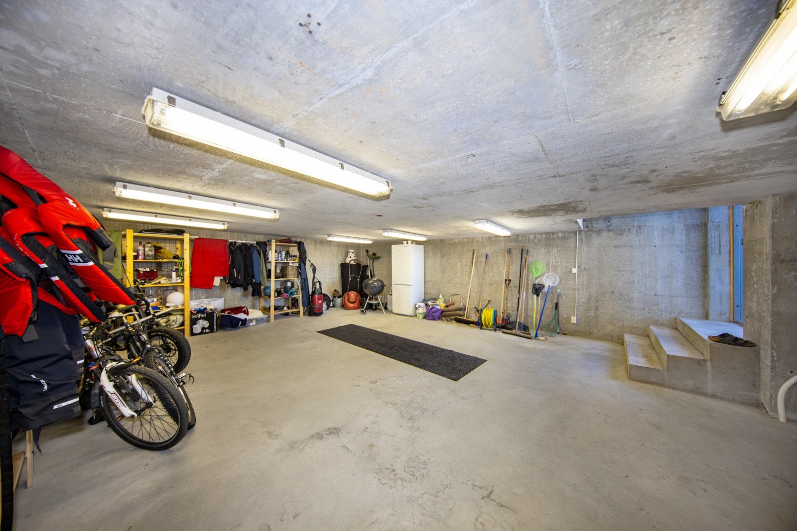 Fra terrassen er det nedgang til stort og praktisk kjellerareal Galleribilde