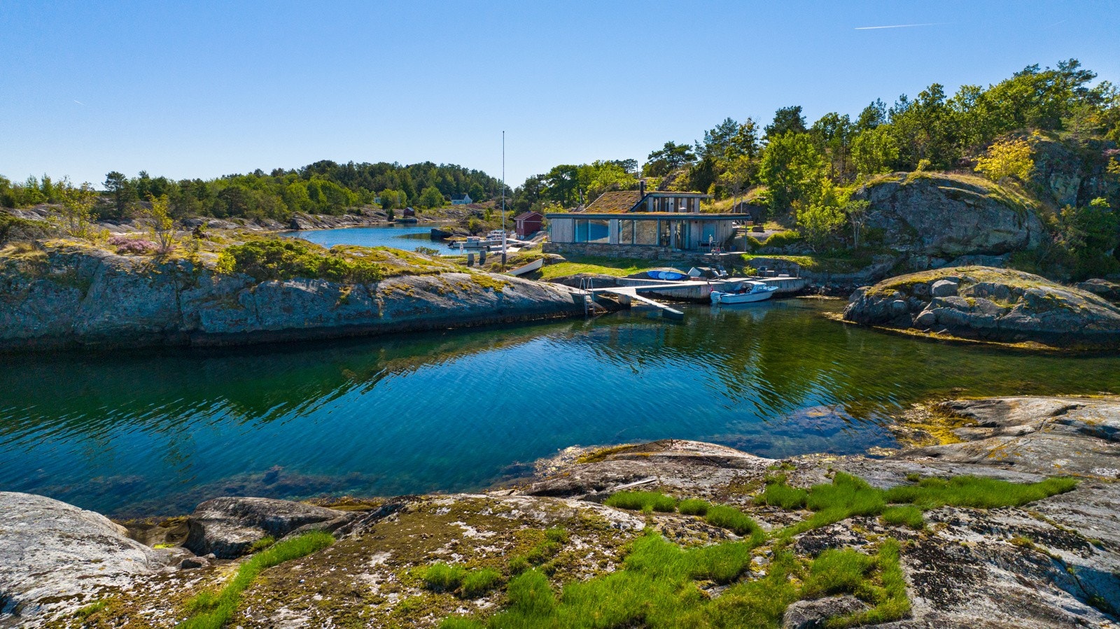 Beskyttet "havn" på innsiden av holmer og skjær Galleribilde