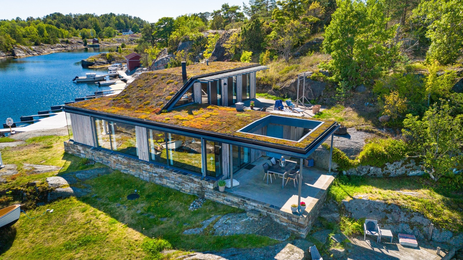 Hyttas uteområder er fokusert mot nord-vest hvor man er helt usjenert og med gode solforhold/sen kveldssol! Galleribilde