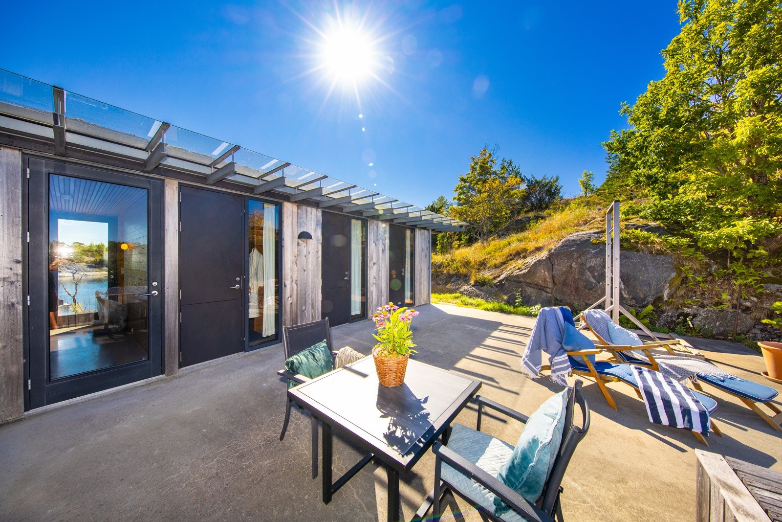 På øvre nivå/ut fra 2. etg ligger det en stor og usjenert terrasse med tilgang til 3 soverom/sovekahytter Galleribilde