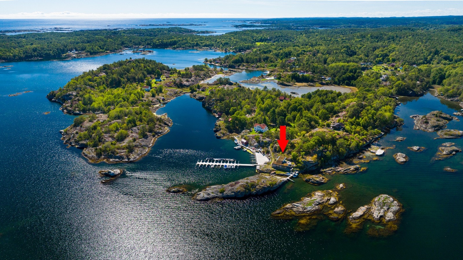 Eiendommen ligger i en attraktiv del av skjærgården, på utsiden av Kirkesund på Skåtøy. Hefra er det kort vei ut til Jomfruland Galleribilde