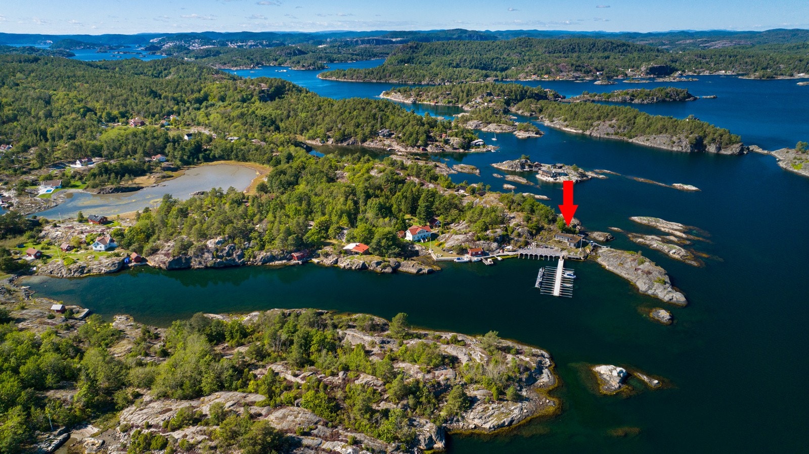 Eiendommen ligger på Nødodden - på en av de ytre delene av Skåtøy/på utsiden av Kirkesund Galleribilde