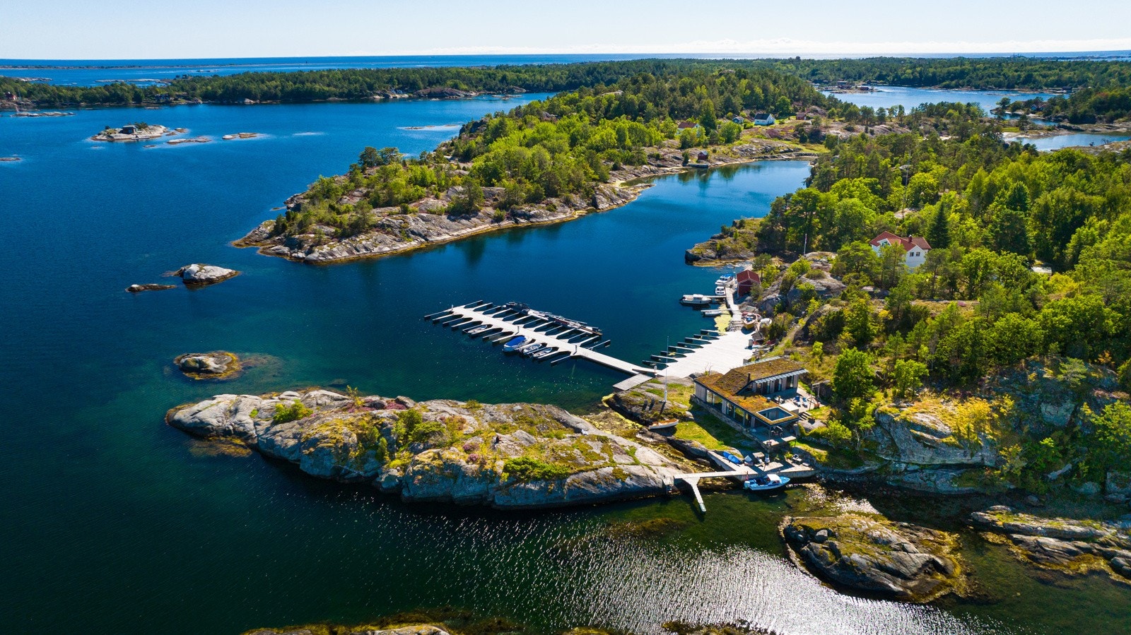 Med eiendommen hører en egen stor holme med adkomst via bryggen Galleribilde