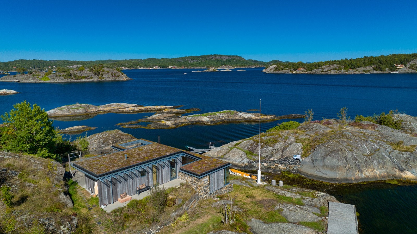 Hytta ligger helt i vannkanten og eiendommen har lang strandlinje inkl en egen holme med adkomst via bryggeanlegge. Galleribilde
