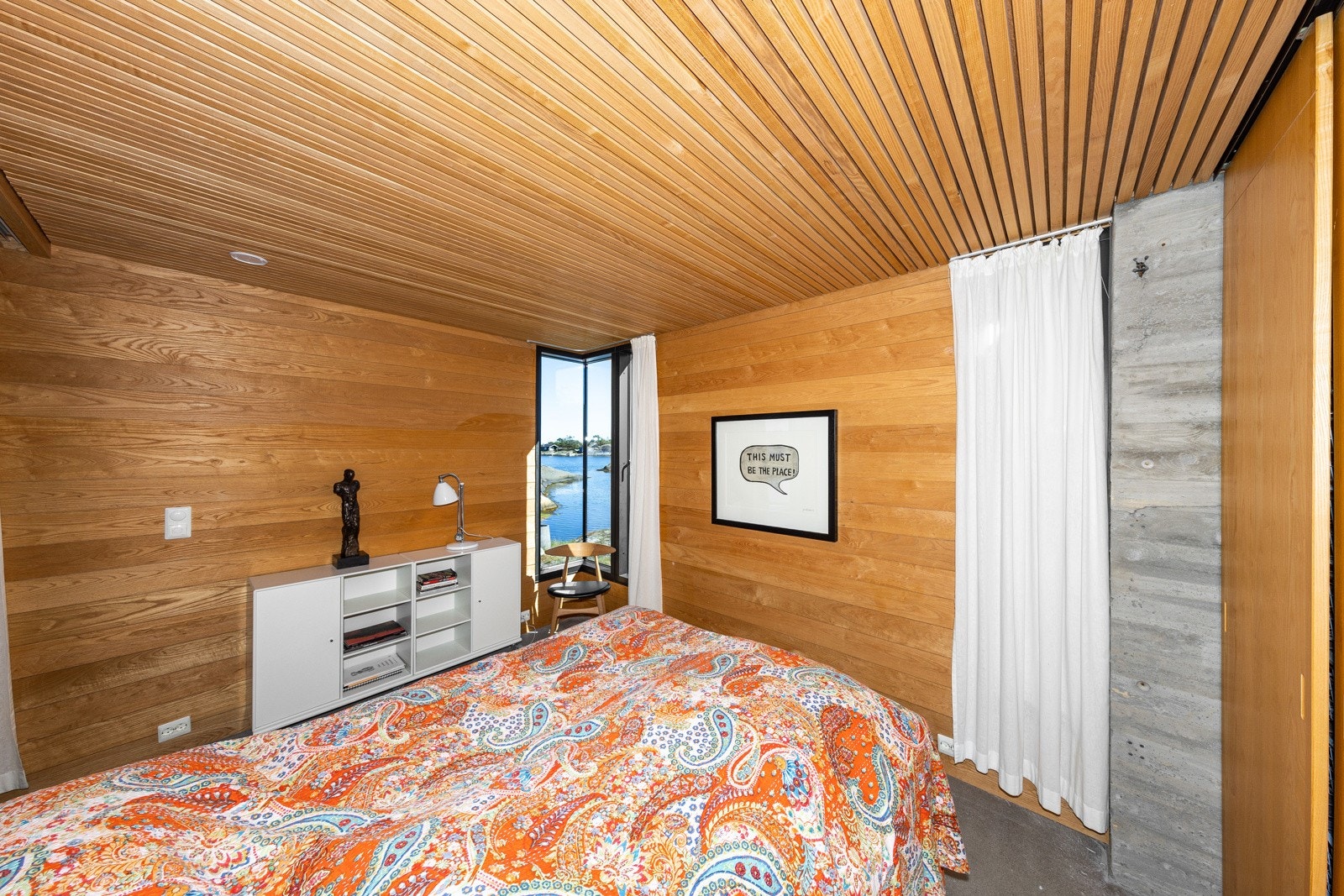 Hovedsoverommet ligger i 1. etg og har godt med garderobeplass Galleribilde