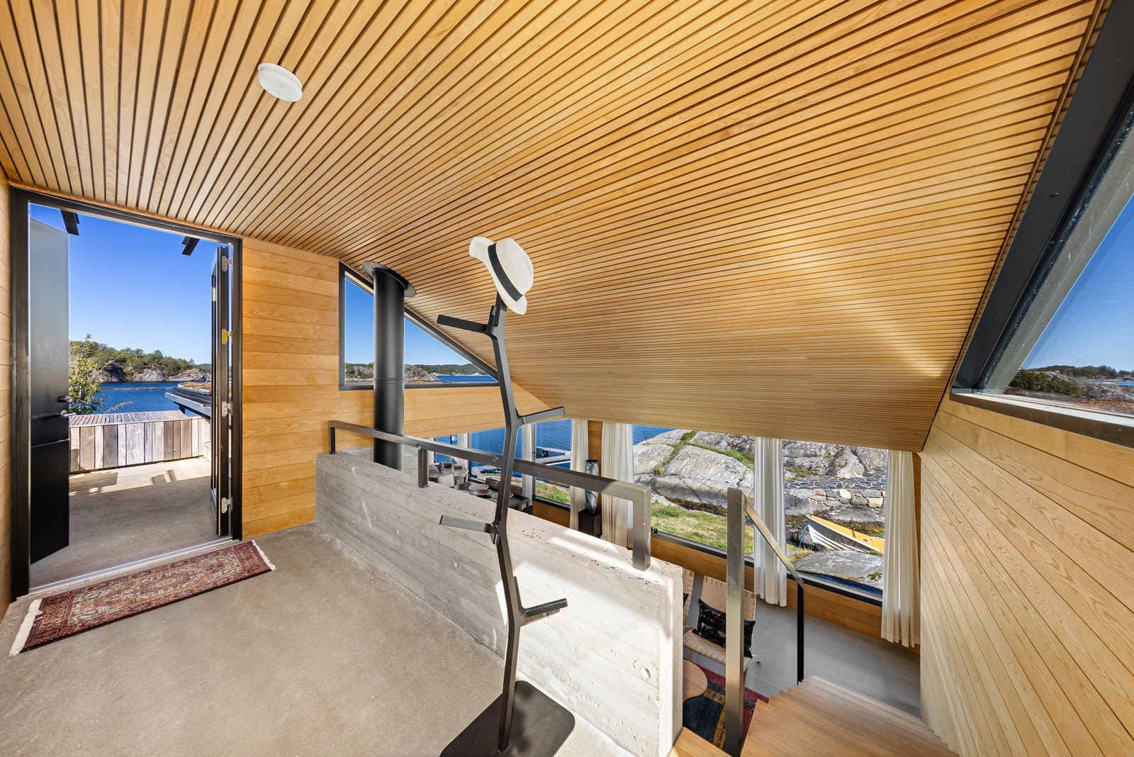 Naturen trekkes inn fra så mange steder i hytta som mulig! Her er utsynet fra gangen i 2. etg. Galleribilde