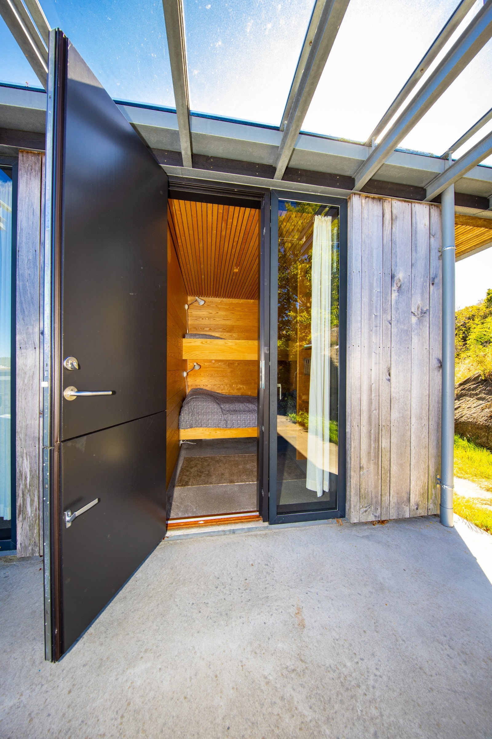 Alle de tre soverommene/sovekahyttene har egen dør inn fra øvre plan Galleribilde