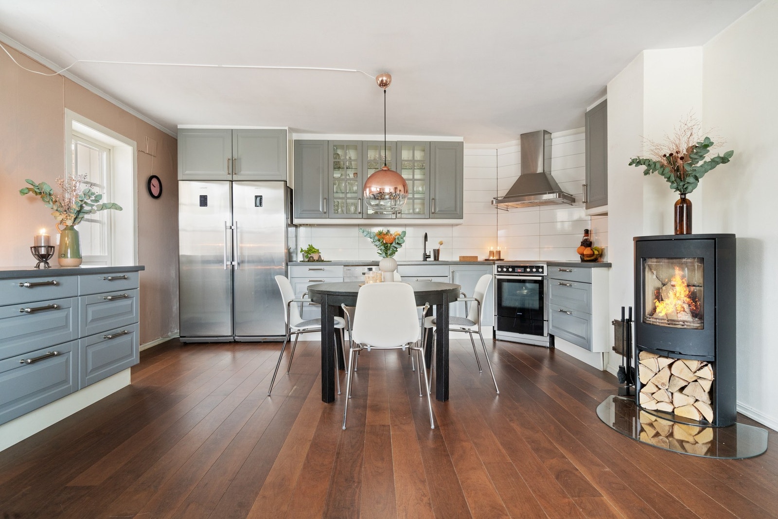 Kjøkkenløsningen ligger åpen mot stuen og har profilerte grå fronter Galleribilde