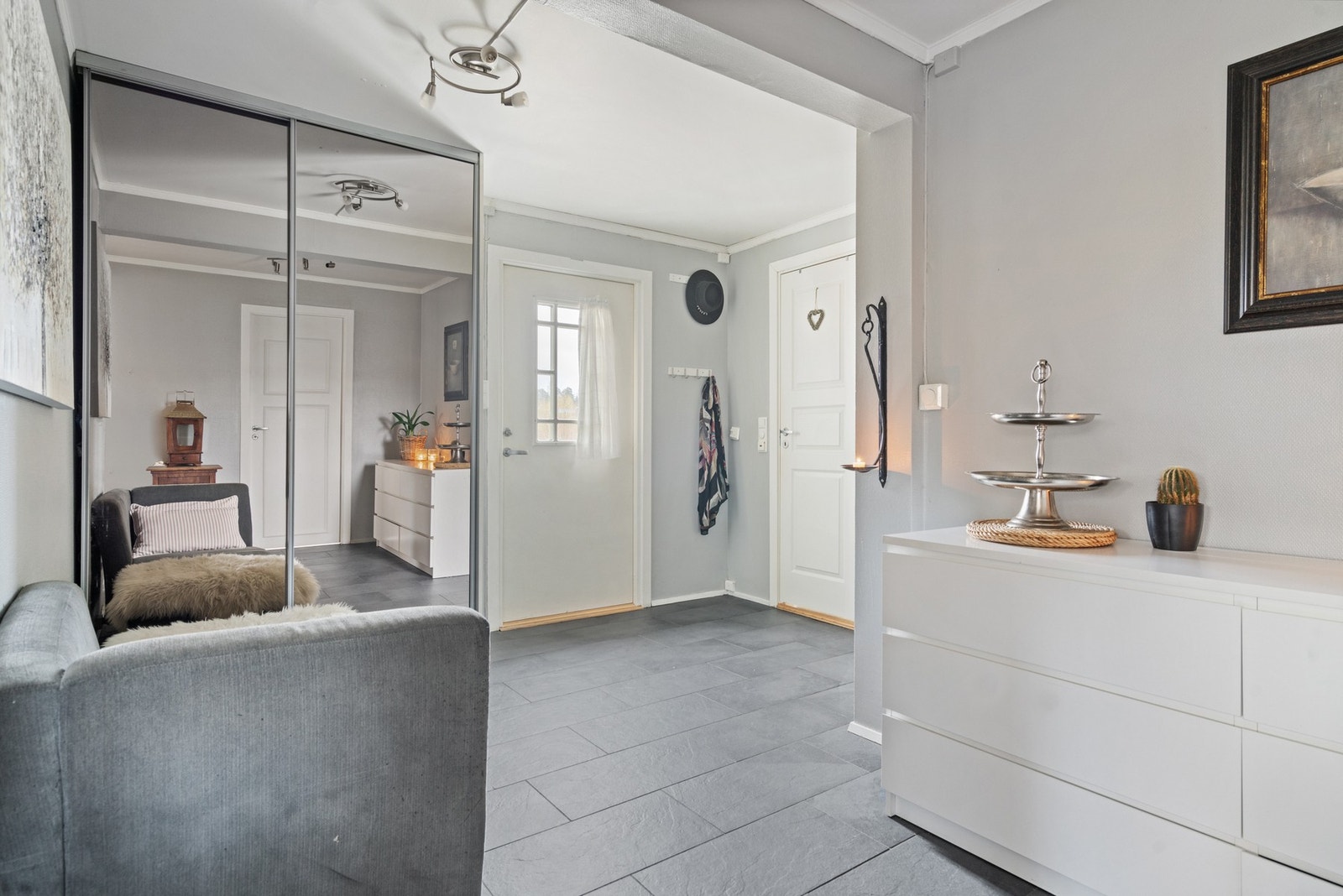 Entréen har mange møbleringsmuligeheter og binder øvrige rom Galleribilde