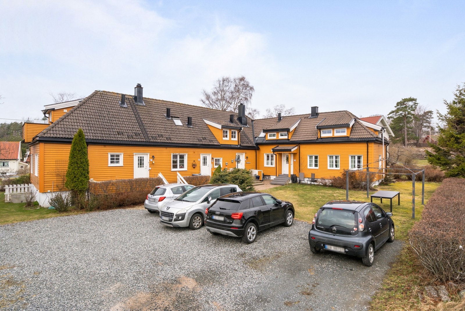 På eiendommen er det gruslagt plass hvor bilen parkeres Galleribilde