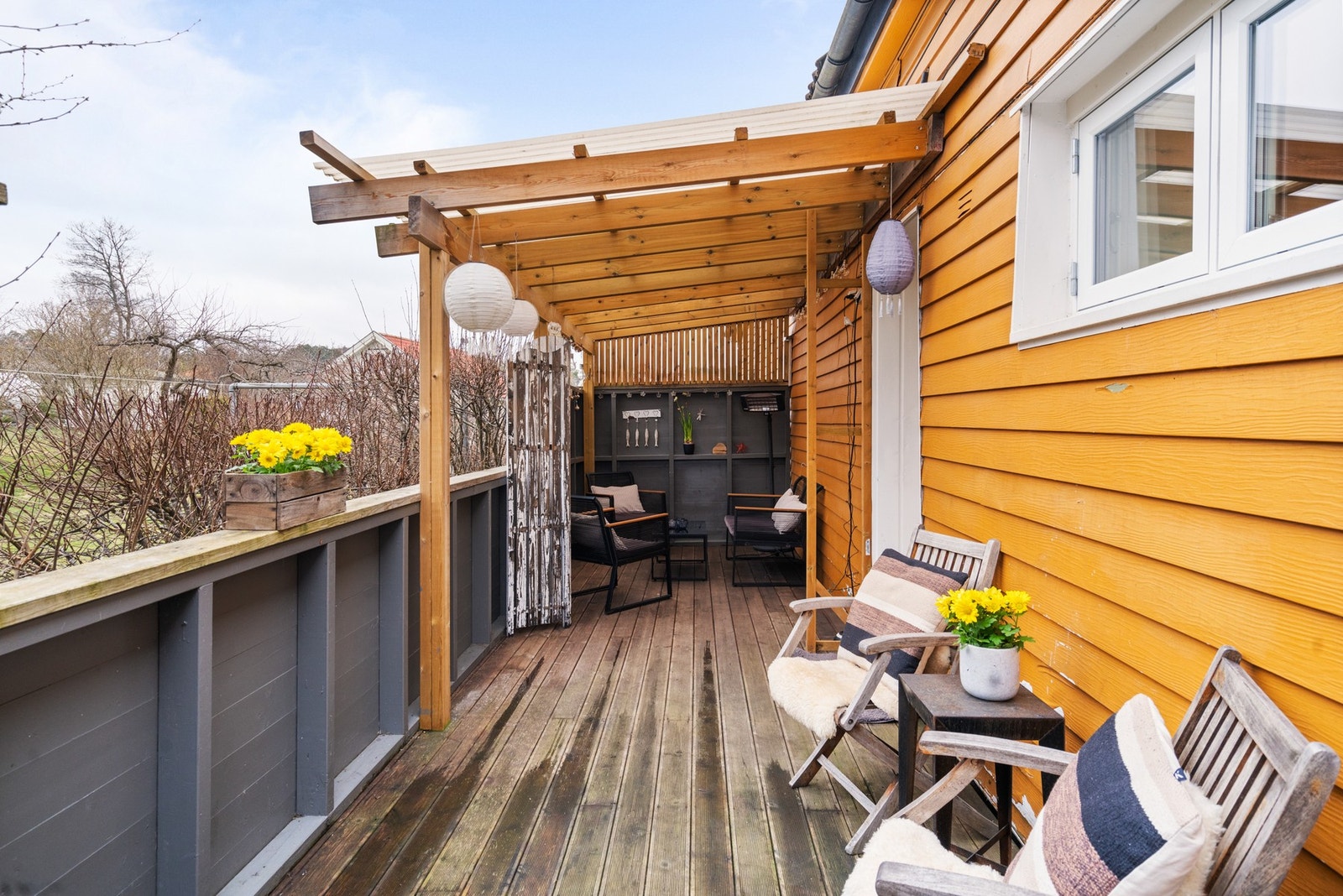 Sommerstid har du to uteplasser å velge mellom, alt etter vær og vind Galleribilde