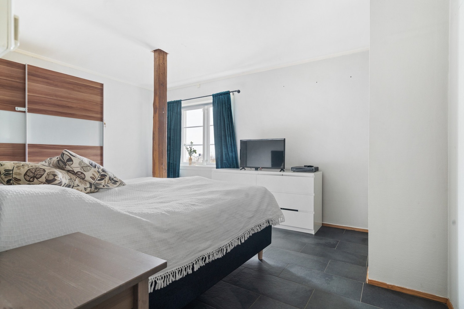 Stort hovedsoverom med god plass til dobbeltseng og garderobeskap Galleribilde