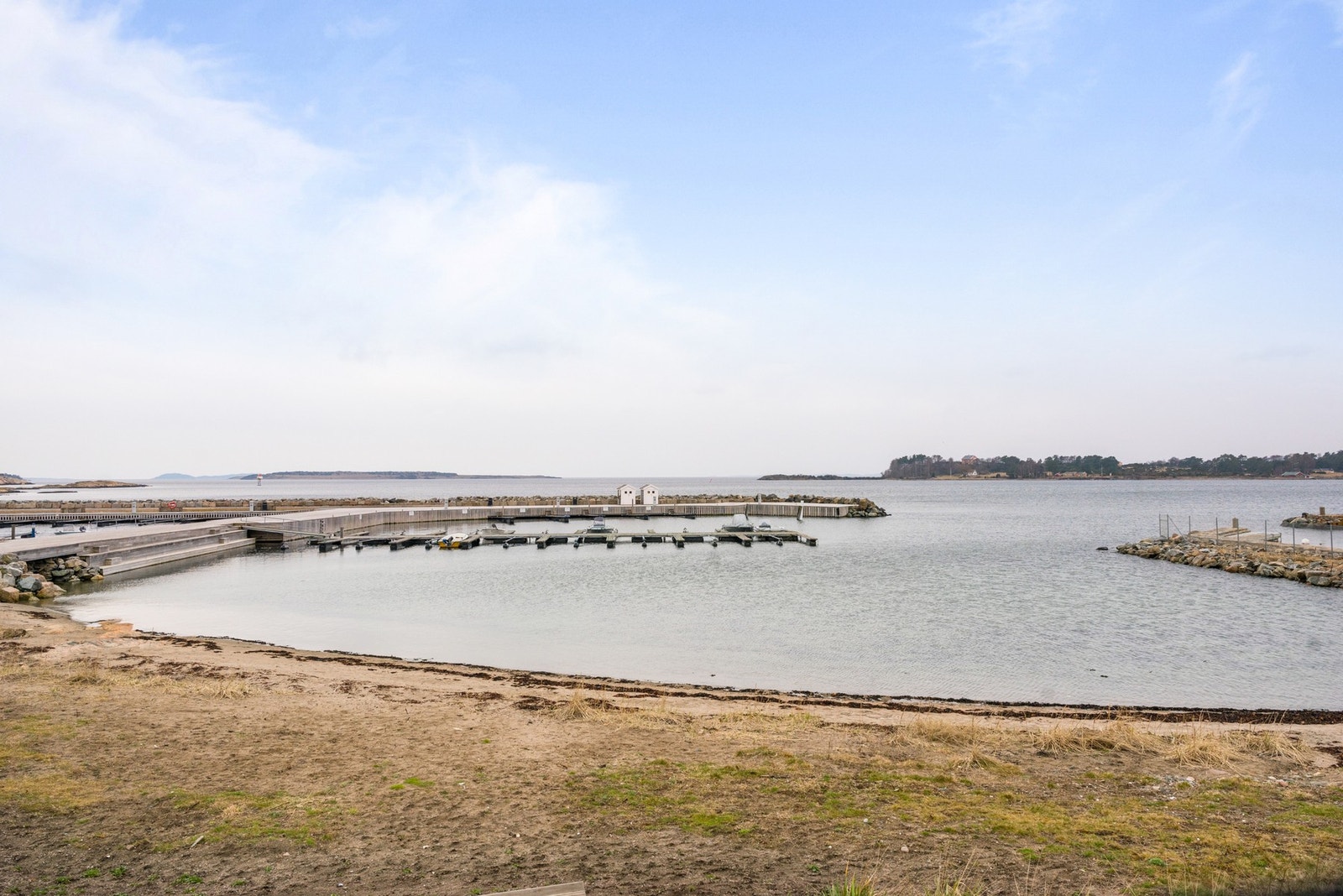 Området er viden kjent for sine mange flotte sandstrender Galleribilde