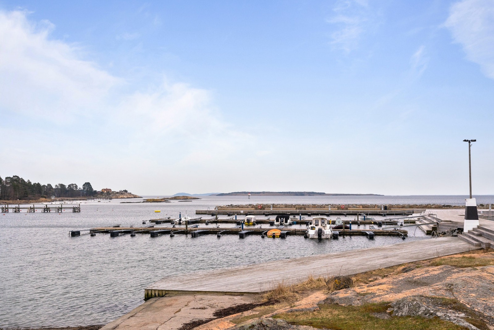 Larkollen har et yrende sommerliv både på strand og sjø Galleribilde