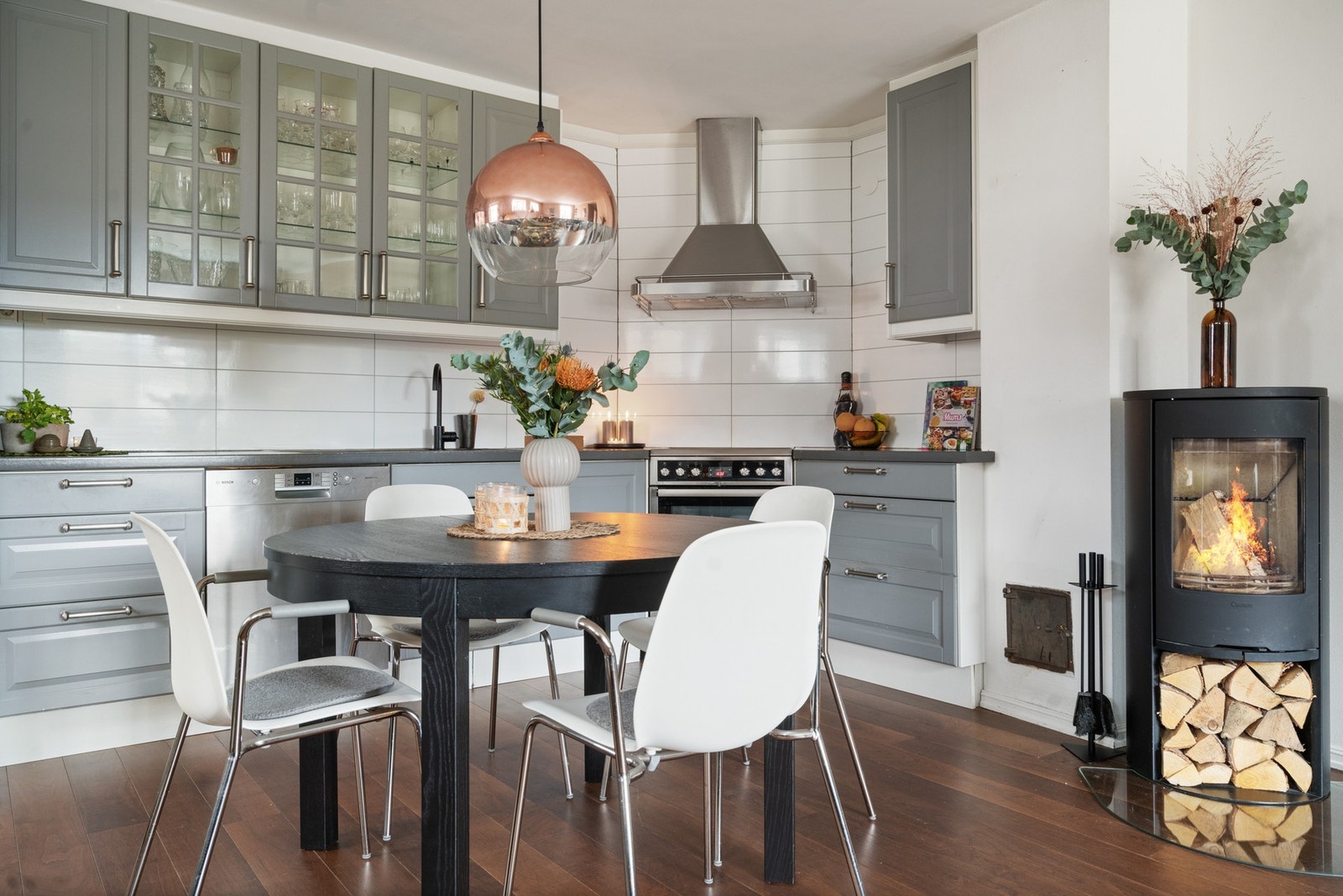 Vedovn sørger for varme i vinterhalvåret og ekstra hygge enten du sitter ved spisebordet eller godt tilbakelent i sofaen. Galleribilde