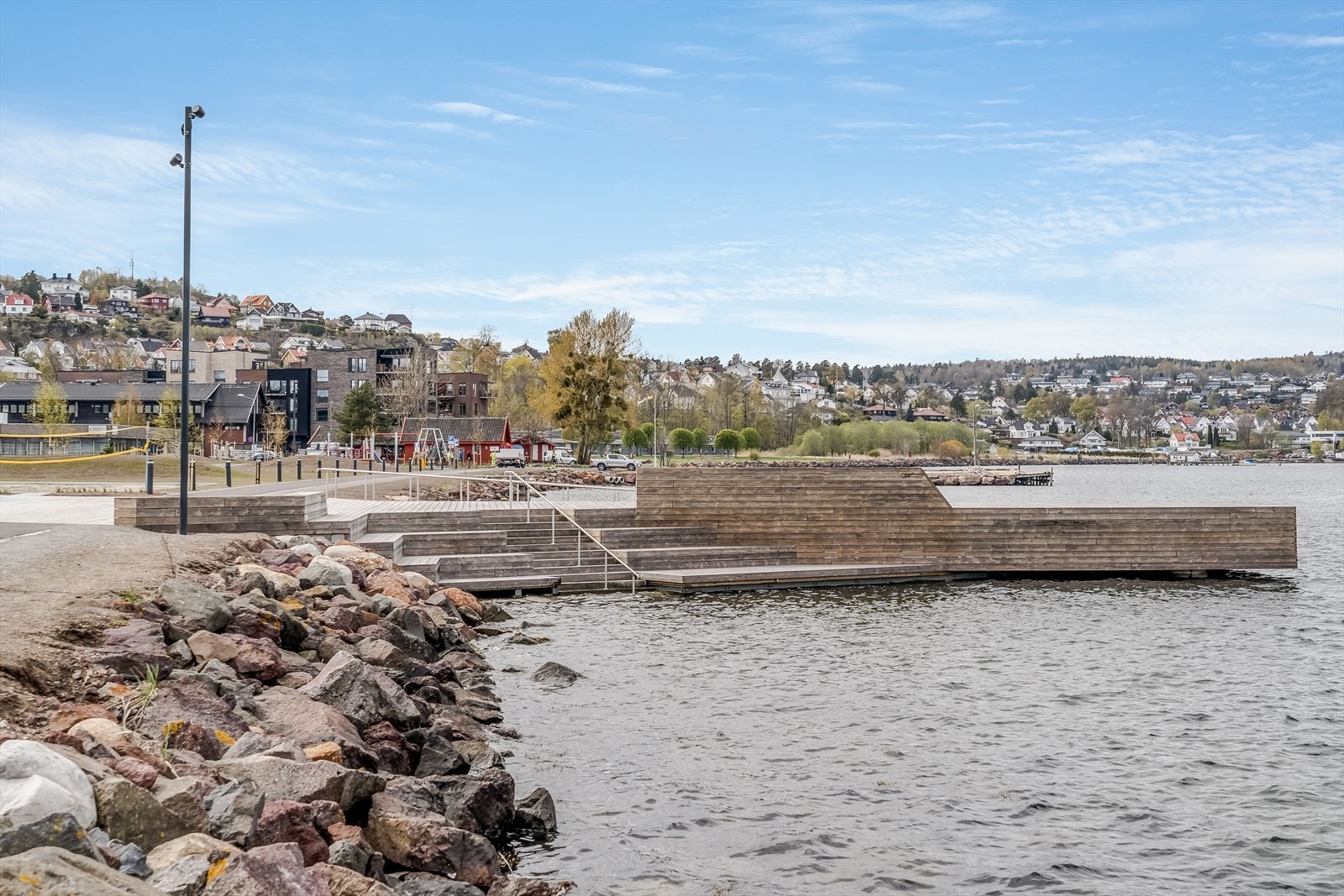 Den flotte kystlinjen med kyststien og kystparken med aktiviteter og badeplass. Galleribilde