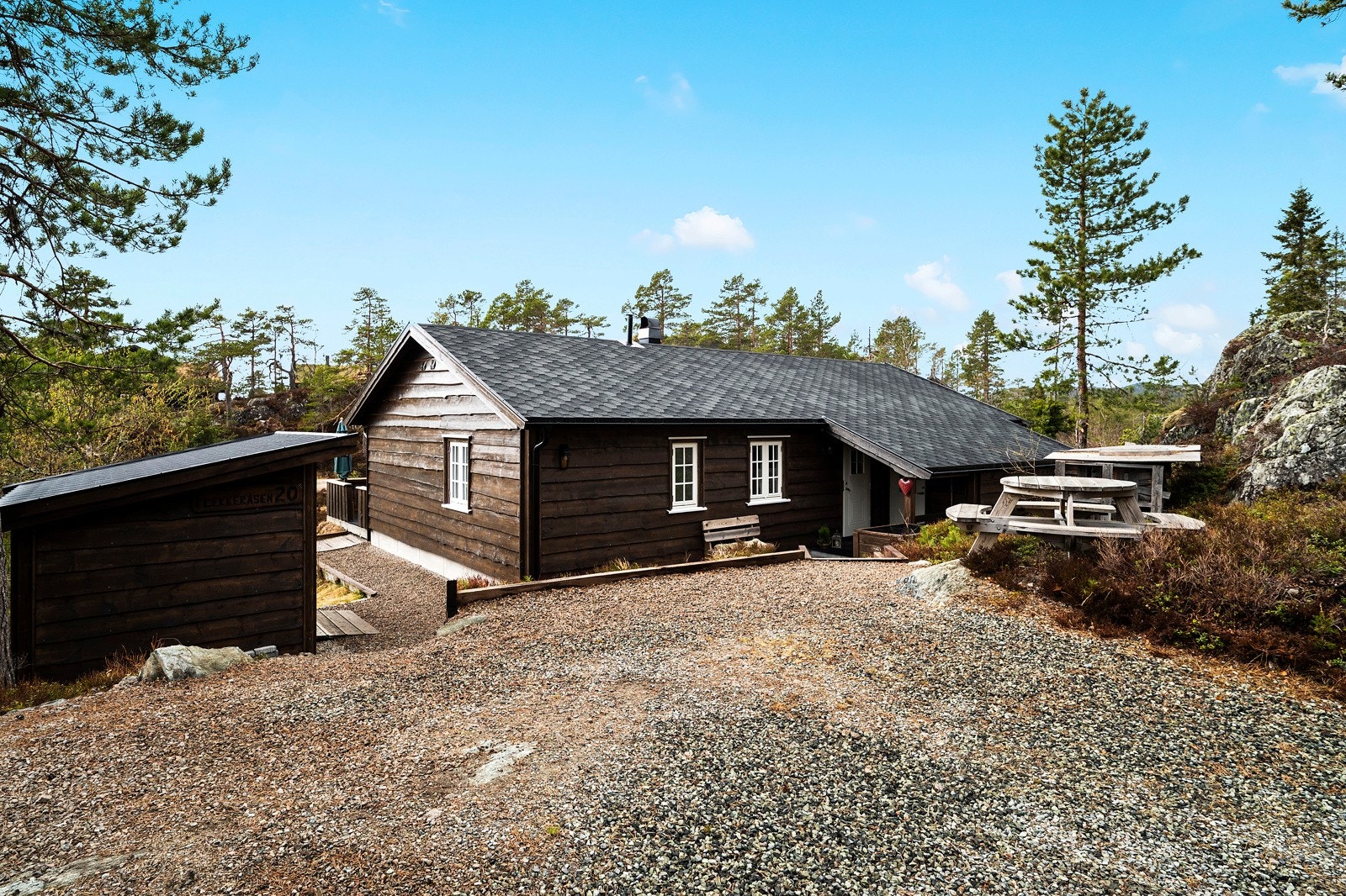 Oppkjørsel med gode parkeringsmuligheter Galleribilde