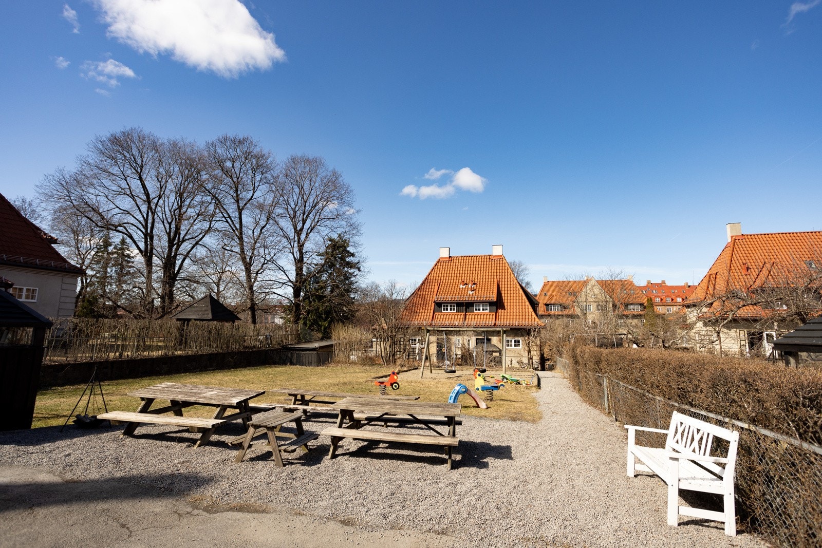 Felles lekeplass for bebeoerne. Et hyggelig og sosialt samlingspunkt. Galleribilde