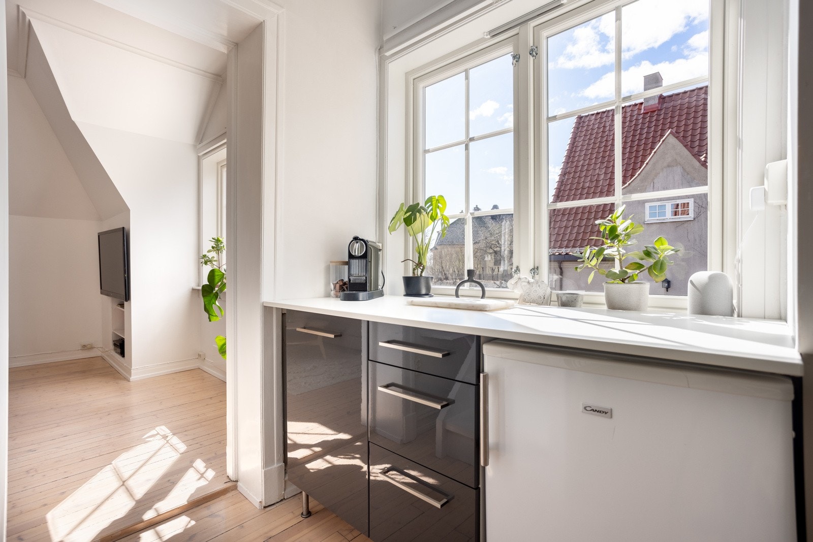 Fra leiligheten har man herlig utsyn til nabolaget med vakre hager og flott bebyggelse. Galleribilde