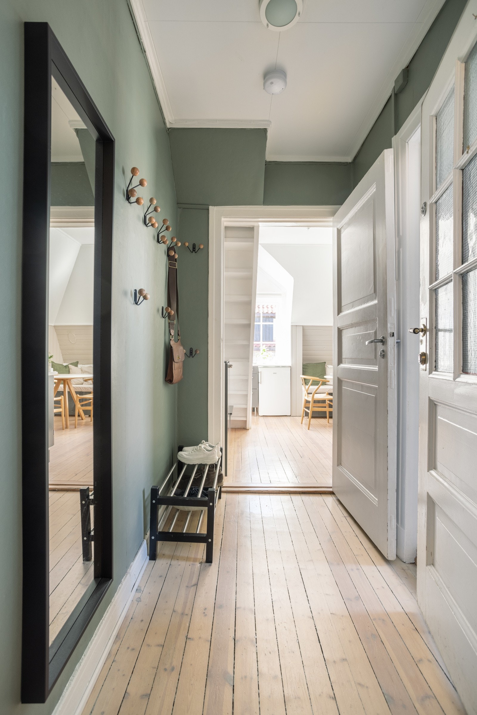 Hyggelig entré med god plass til oppbevaring av sko og yttertøy. Galleribilde