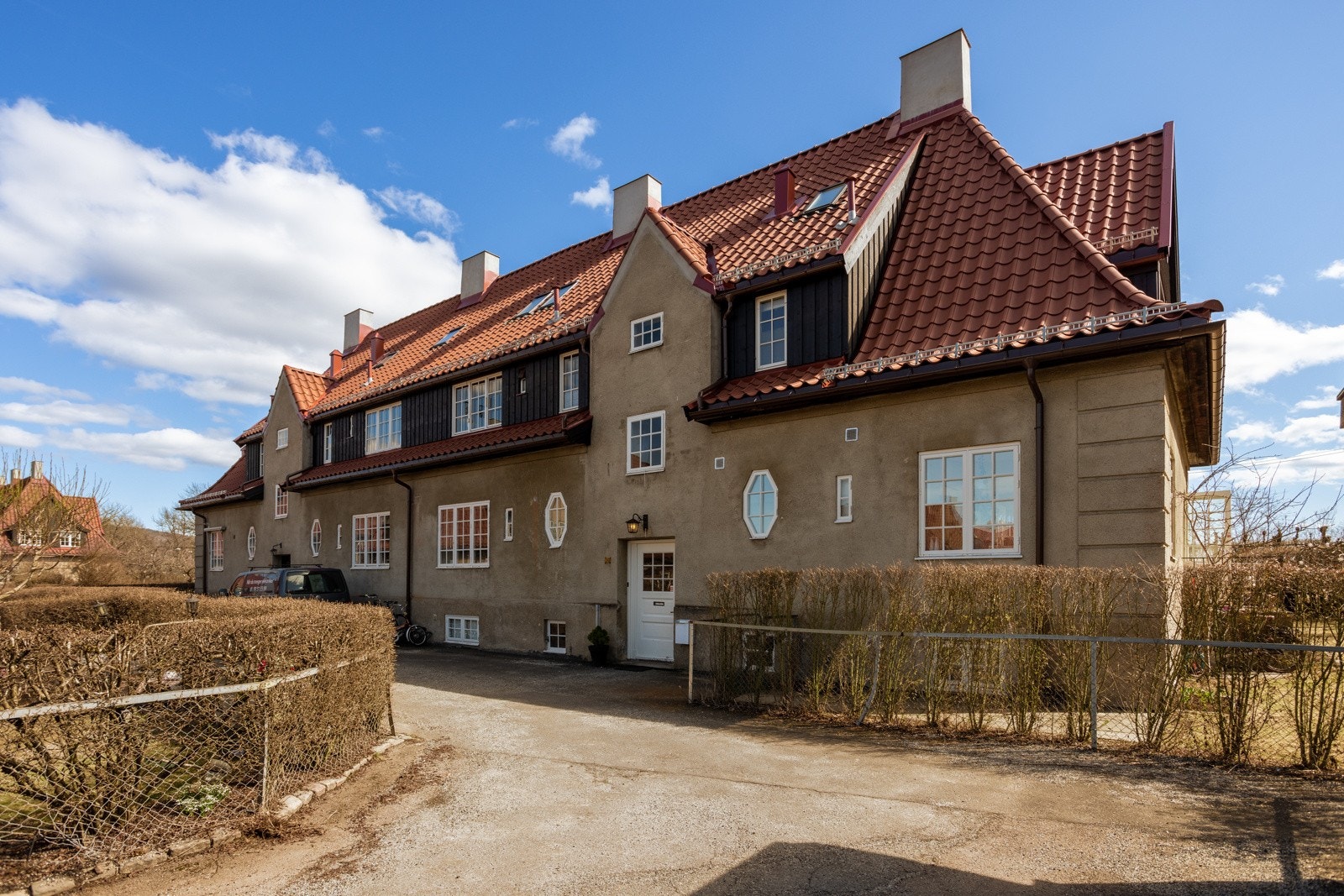 Leiligheten har en nydelig beliggenhet i Ullevål Hageby. Det indre gårdsrommet er hyggelig og svært barnevennlig. Galleribilde