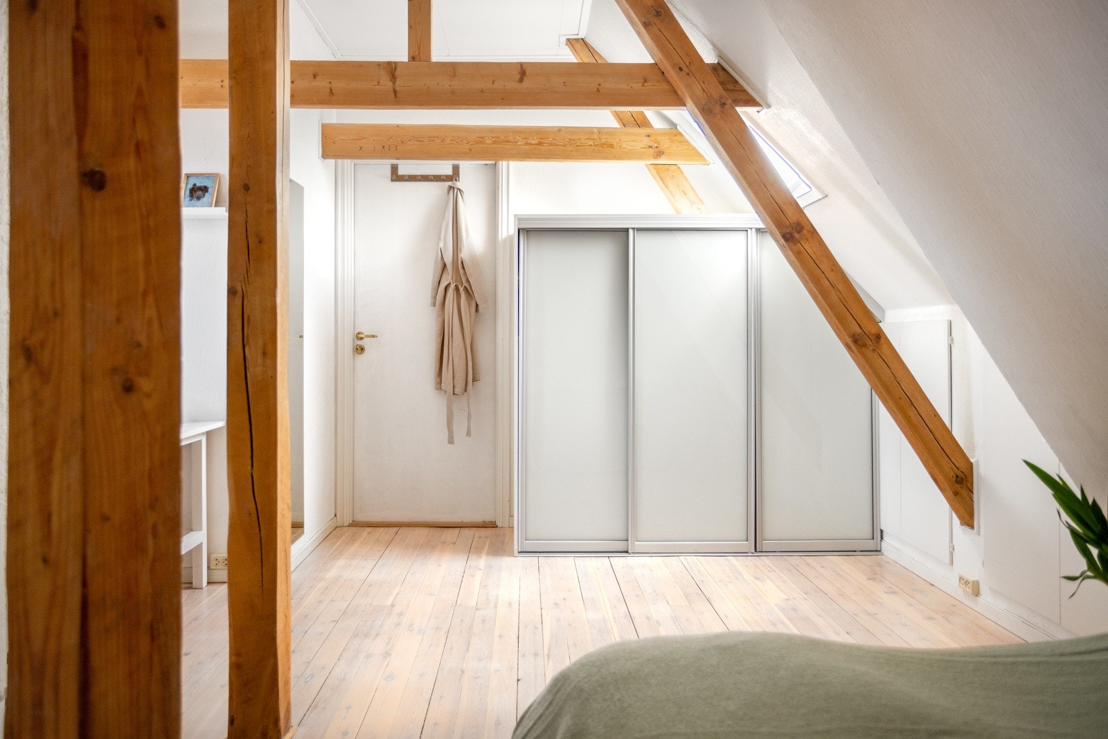 Stor og praktisk skyvedørsgarderobe med gode oppbevaringsmuligheter. Det er også noe lavt lagringsloft utenfor knevegg. Galleribilde