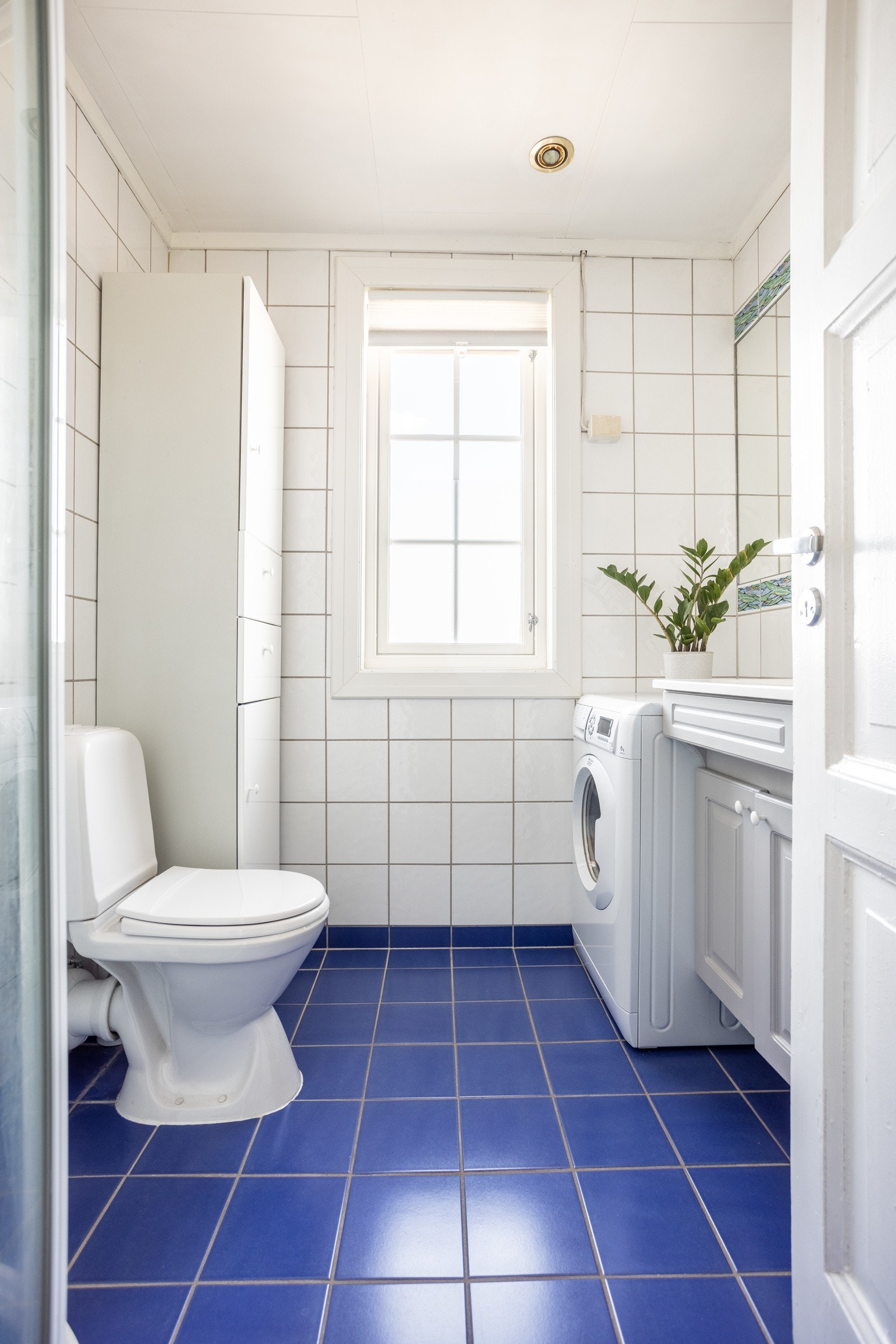 Badet er trolig fra 2000-tallet. Badet er utstyrt med wc, servant med skap under og dusjhjørne- Det er elektriske varmekabler i gulvet og opplegg for vaskemaskin. Galleribilde
