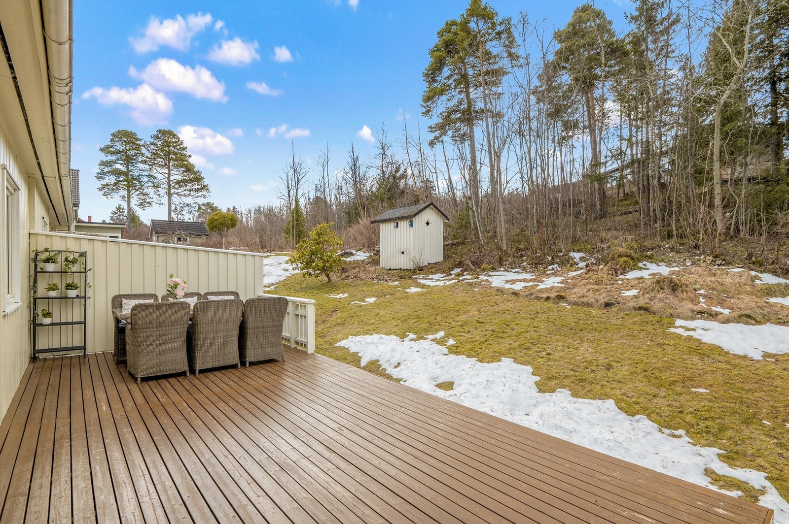 Lun og fin terrasse/hage, uten innsyn fra naboer. Galleribilde