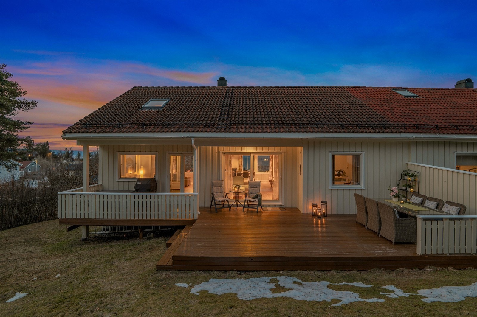 På baksiden av boligen er det en stor terrasse på hele 36 kvm. Galleribilde