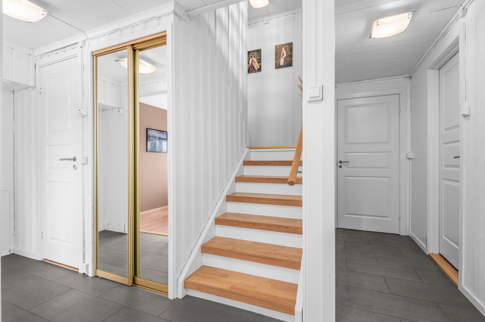 fra gangen nede i 1.etasjen har du inngang til flere av boligens soverom og boder, samt vaskerom. Galleribilde